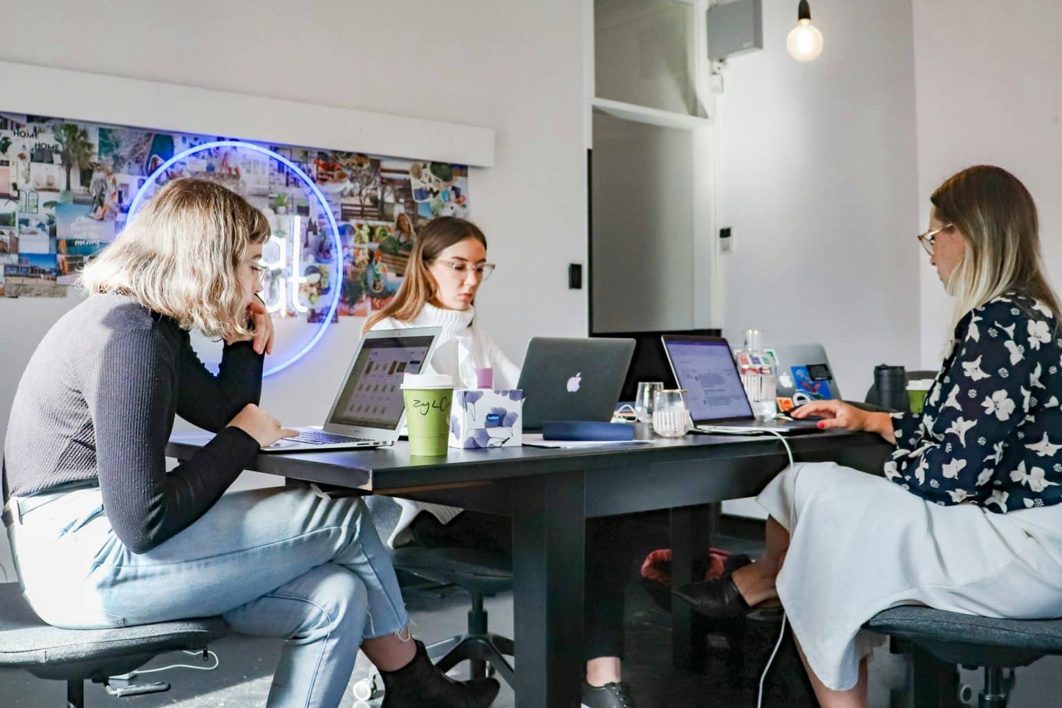 Équipe de PME qui prépare sa stratégie réseaux sociaux