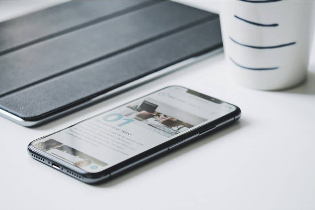 Smartphone affichant un site à la vitesse de chargement optimisée